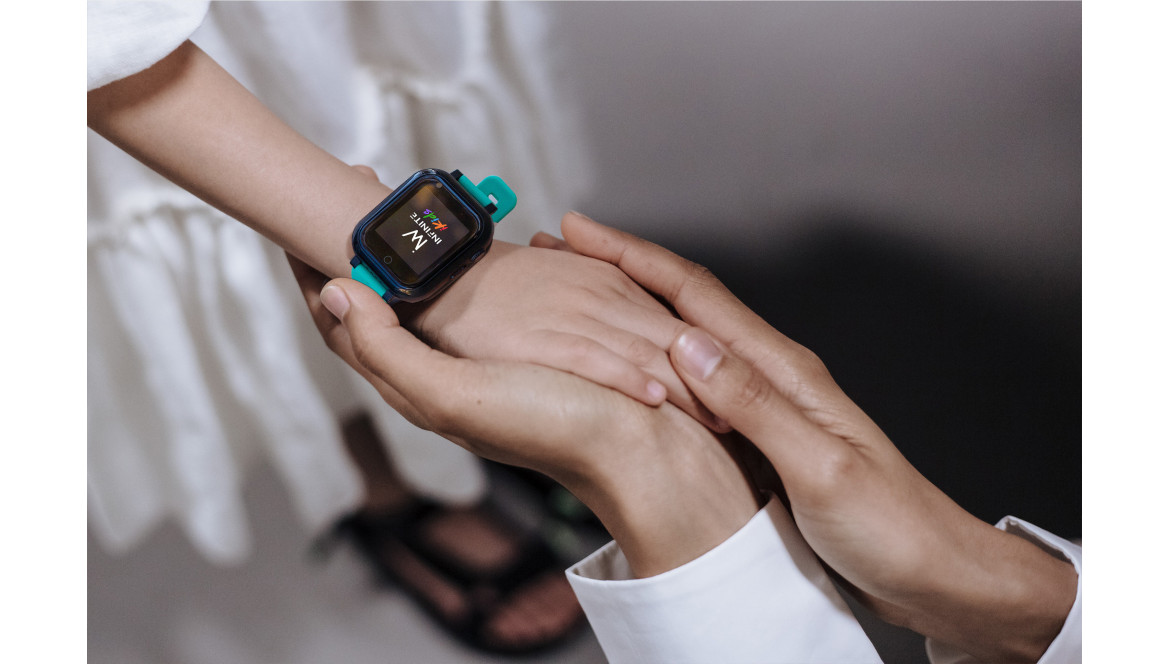 Montre connectée, téléphone ou AirTag : quelle solution pour garder son enfant en toute sécurité ?